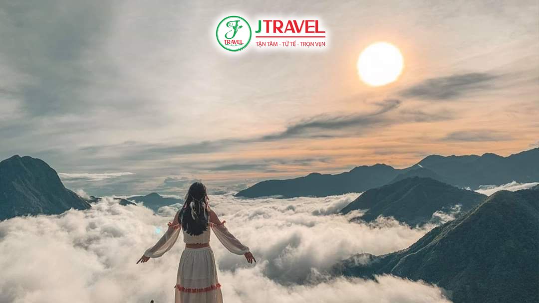 Cổng Trời Ô Quy Hồ với biển mây bồng bềnh trên đỉnh đèo