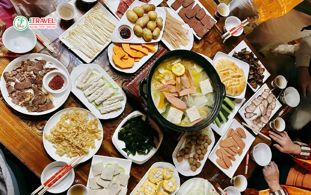 Các món ăn nổi bật như trà bơ, thịt bò Yak, bánh mạch nha hay rượu truyền thống thường được phục vụ trong không gian mộc mạc