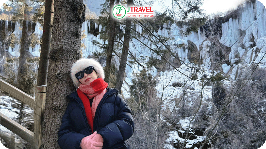 Thác Nặc Nhật Lãng biến thành bức tường băng lung linh vào mùa đông