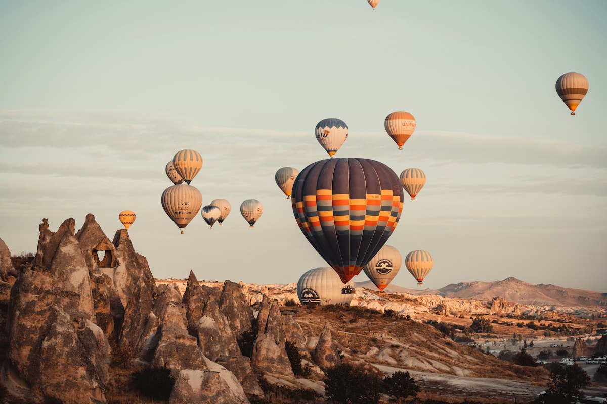 Khinh khí cầu bay trên thung lũng Cappadocia