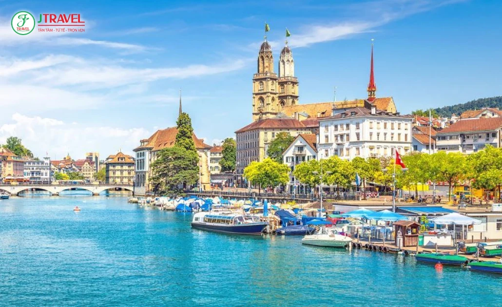 Toàn cảnh hồ Zurich Thụy Sĩ với làn nước trong xanh và khung cảnh thơ mộng