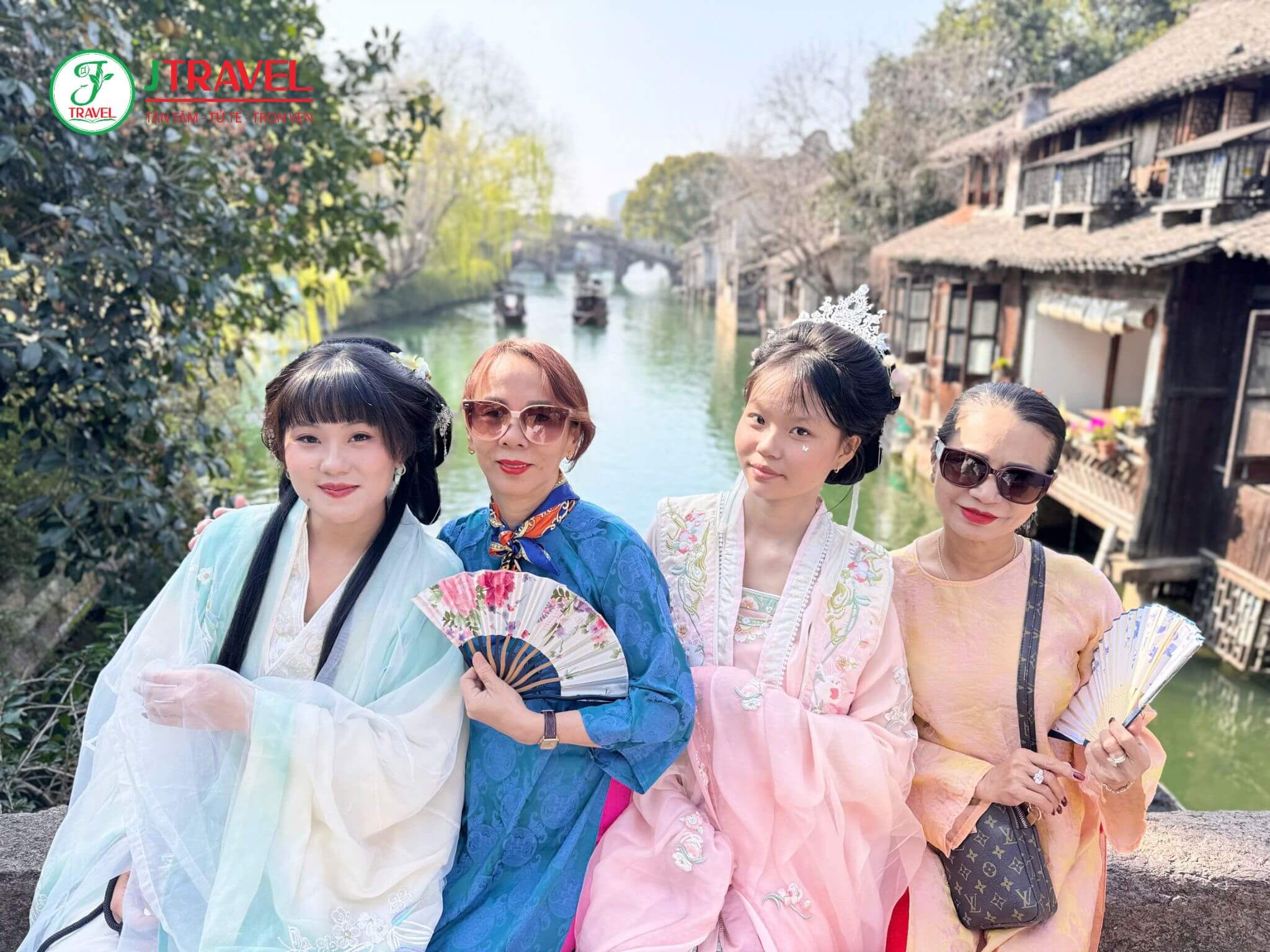 Du khách sống ảo với trang phục truyền thống