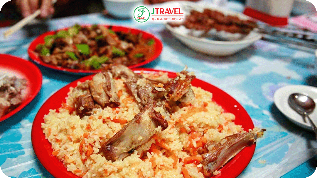 Cơm trộn tay là món ăn truyền thống quan trọng trong văn hóa ẩm thực Tân Cương