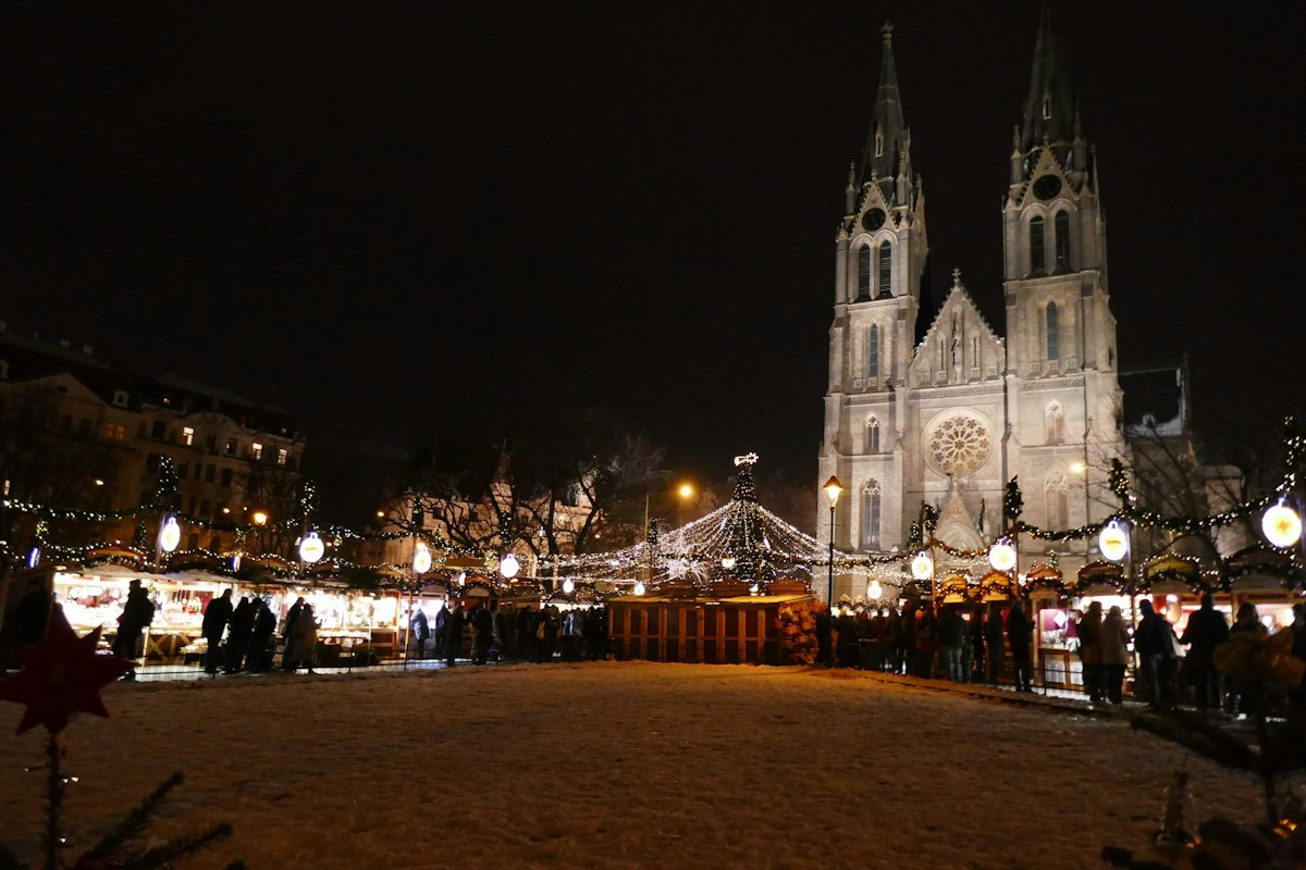 Chợ Giáng sinh trước nhà thờ ở Prague