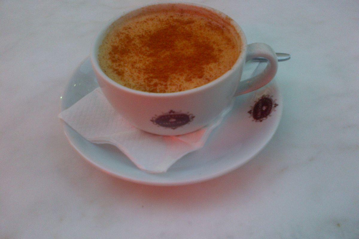 Ly Salep nóng rắc bột quế, thức uống mùa đông Thổ Nhĩ Kỳ
