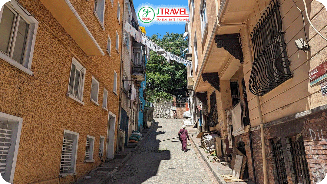 Balat vẫn giữ nguyên công trình tôn giáo cổ kính, những con ngõ nhỏ lát đá cuội