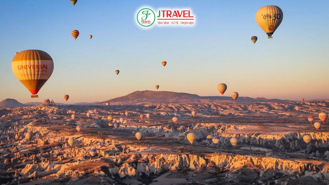 Khinh khí cầu Cappadocia bay lúc bình minh