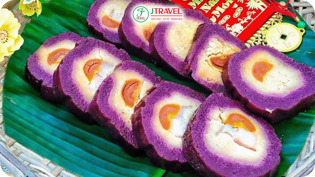 Bánh tét lá cẩm có màu tím tự nhiên từ lá cẩm