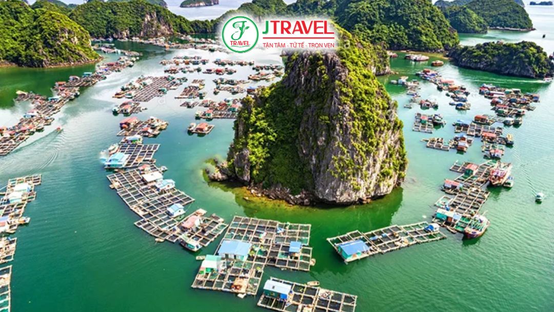 Làng chài Cửa Vạn