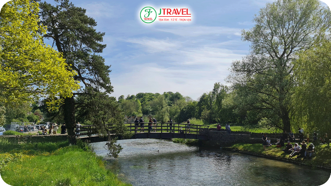 Mùa xuân ở Bibury có thời tiết mát lạnh, nhiệt độ trung bình khoảng 8–13°C