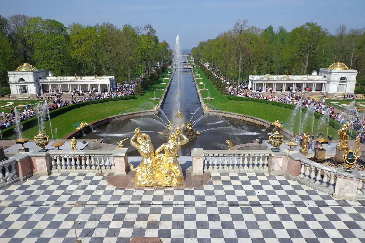 Đài phun nước Samson và kênh dẫn ra vịnh Phần Lan, Peterhof
