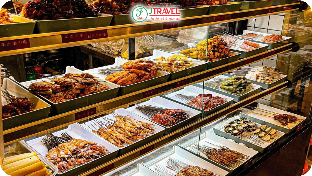 Mùi thịt nướng lan tỏa hòa cùng hơi lạnh khiến món xiên nướng trở nên đậm vị