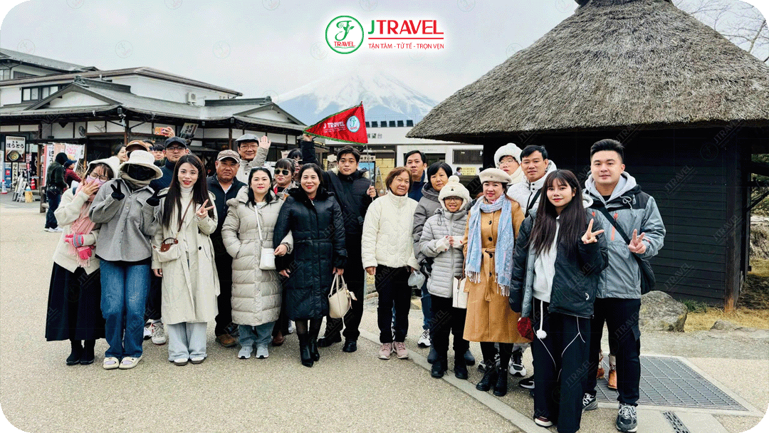 Đoàn khách J Travel chụp hình cùng núi Phú Sĩ
