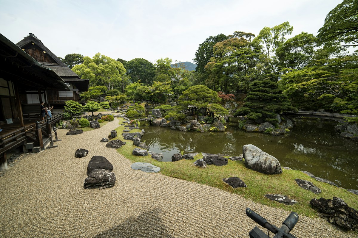 Nhà gỗ truyền thống bên khu vườn có hồ nước ở Kyoto