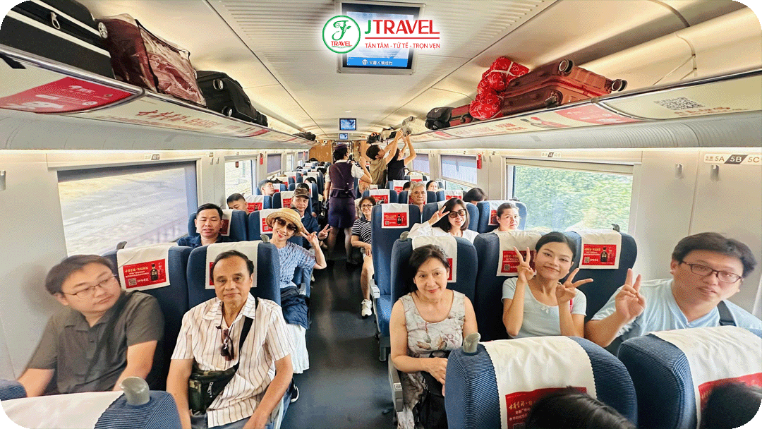 Du khách J Travel trải nghiệm tàu cao tốc tại Thượng Hải