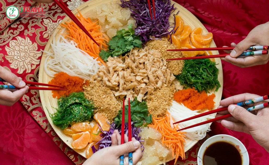 Yu Sheng Lo Hei tại Singapore món salad truyền thống đầu năm