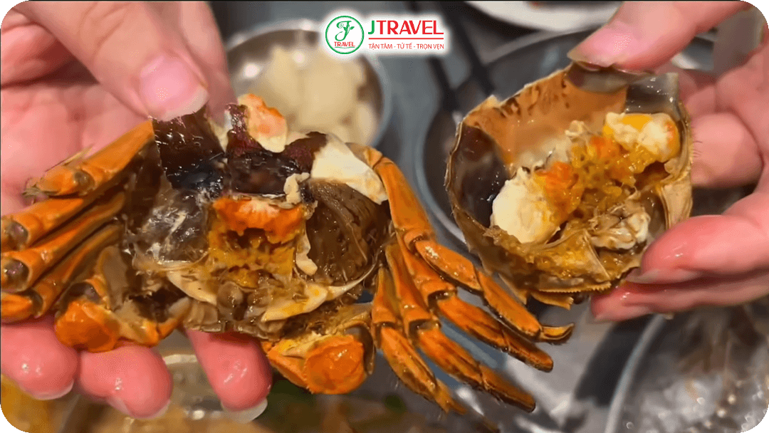 Cua được hấp chín nguyên con, giữ trọn vị ngọt, béo ngậy, đặc biệt là phần gạch vàng đậm đà