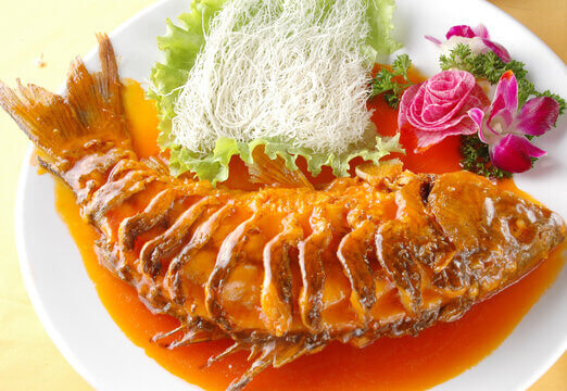 Cá chép xào mì giòn kết hợp cùng nước sốt chua ngọt đặc trưng