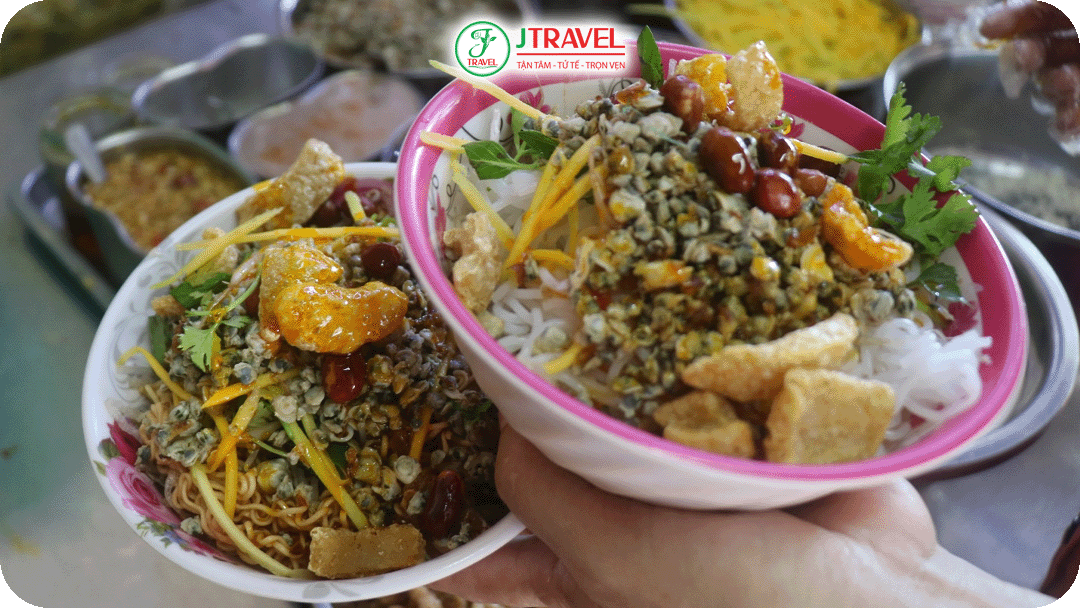 Cơm hến là món ăn dân dã nhưng rất đặc trưng của Huế