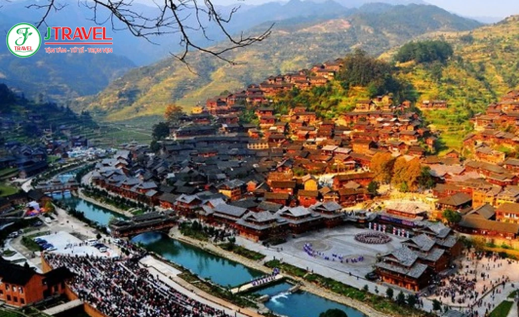 Thiên Hộ Miêu Trại nổi bật với kiến trúc nhà gỗ tầng tầng lớp lớp