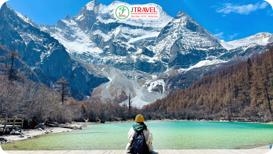 Tuy tuyết che lấp phần lớn sắc hồ, nhưng vẫn hiện lên những mảng xanh huyền ảo