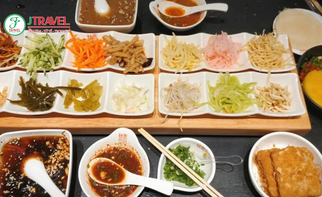 Bánh cuốn Siwawa cuốn rau chấm sốt