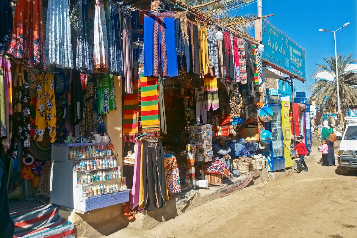 Gian hàng thủ công nhiều màu sắc ở Aswan