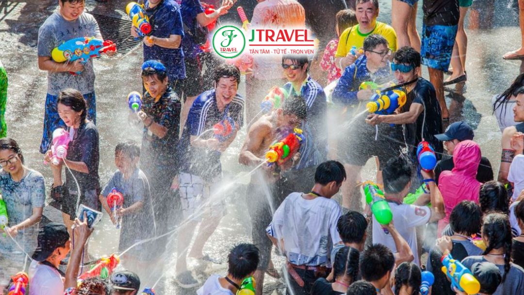 Không khí lễ hội Songkran sôi động với hoạt động té nước mừng năm mới