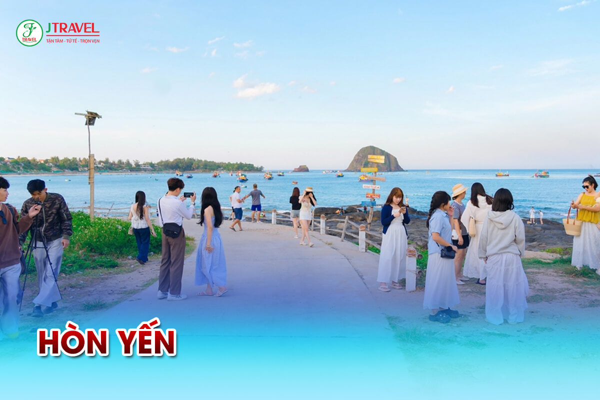 Đường xuống bờ kè Hòn Yến – bãi biển đẹp gần trung tâm, dễ tìm nhất