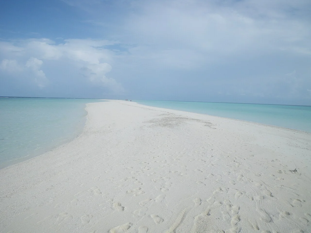Cồn cát sandbank trải dài giữa phá nước xanh