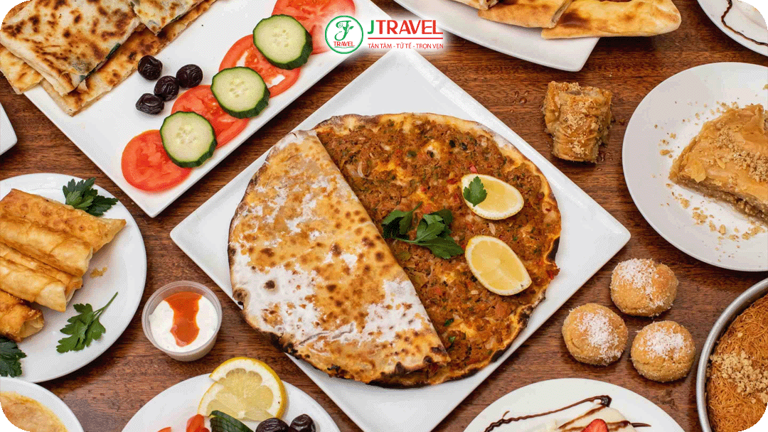 Pide được ví như “pizza kiểu Thổ”, có nhân thịt, phô mai hoặc rau