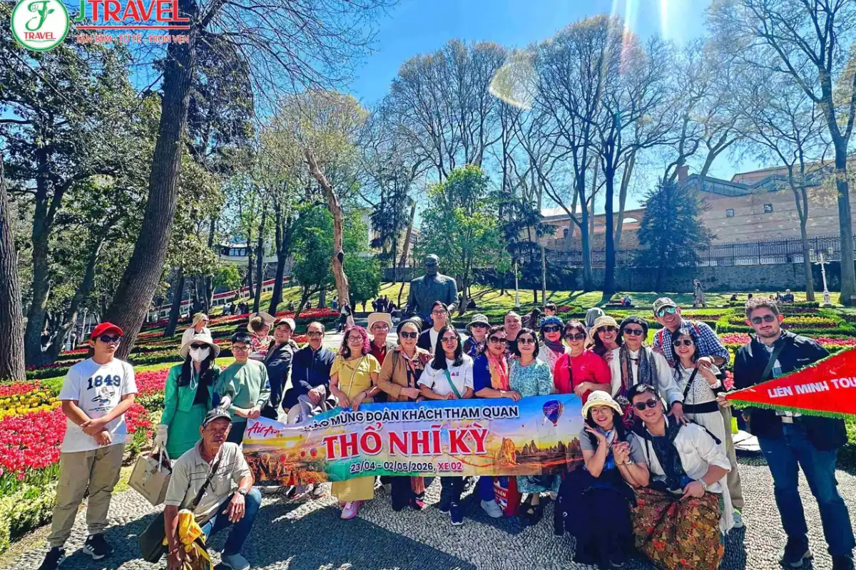 Đoàn khách J Travel tham quan Istanbul mùa xuân tháng 4, trời mát và nhiều hoa
