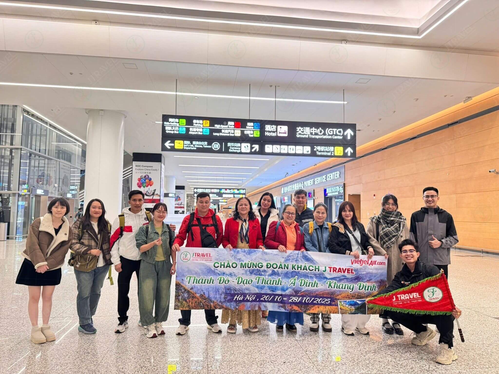 Đoàn khách J Travel đáp sân bay Thành Đô