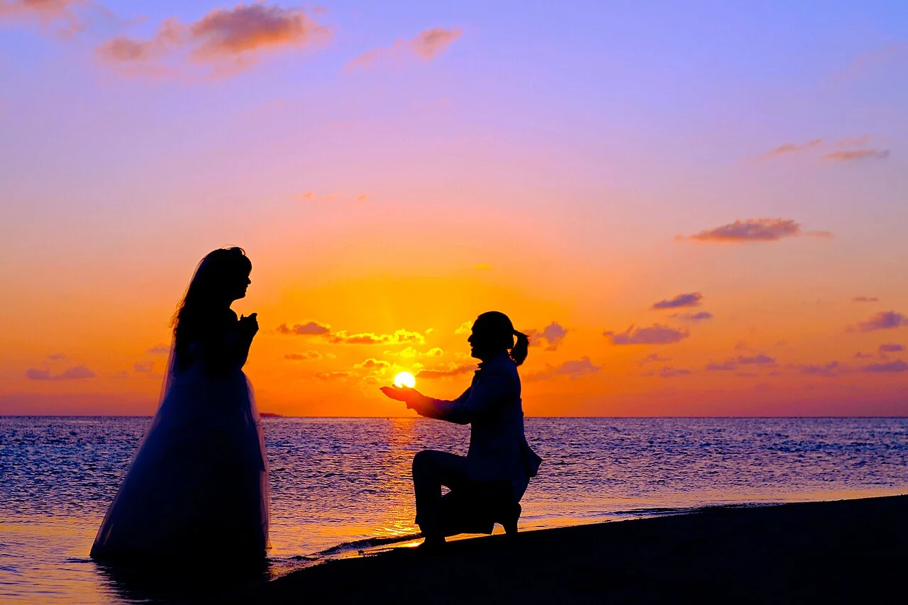 Cặp đôi ngắm bình minh trên biển Maldives