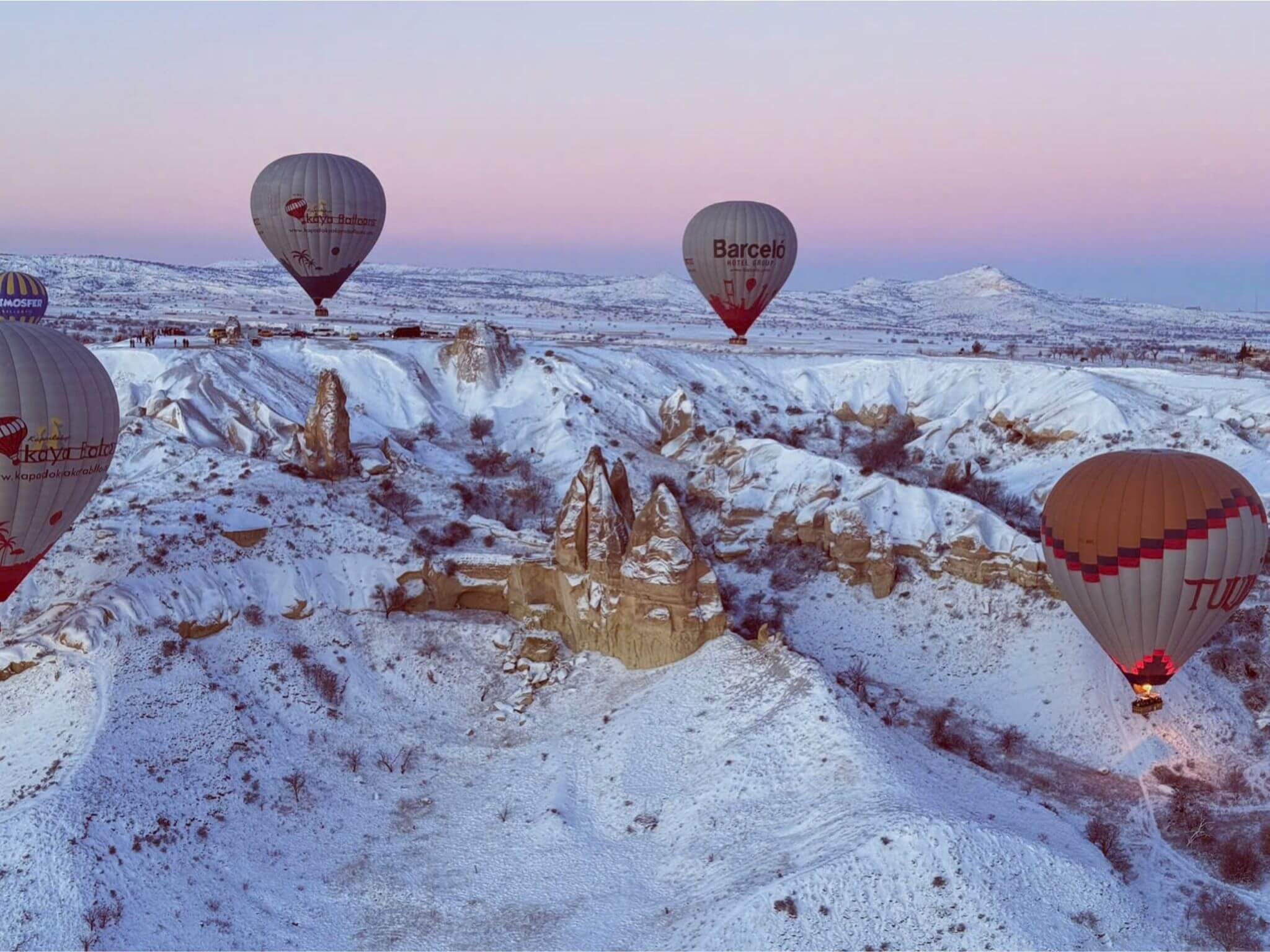 Bay khinh khí cầu ở Cappadocia vào mùa đông