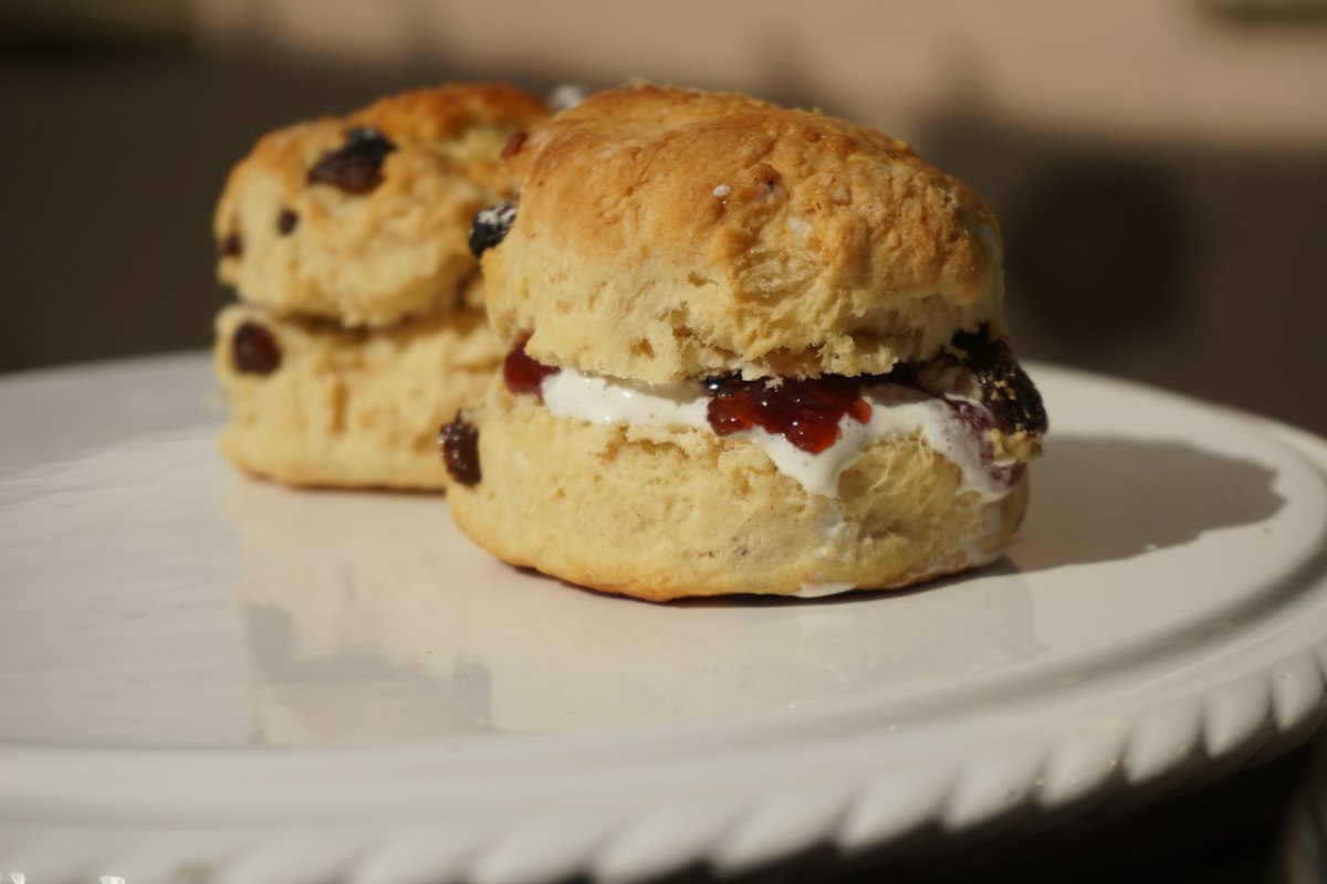 Bánh scones ăn cùng mứt và kem