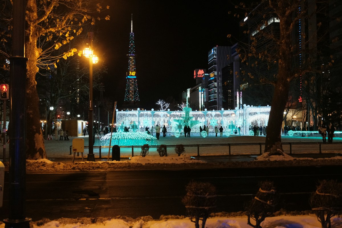 Công viên Odori lên đèn về đêm, phía xa là tháp truyền hình Sapporo