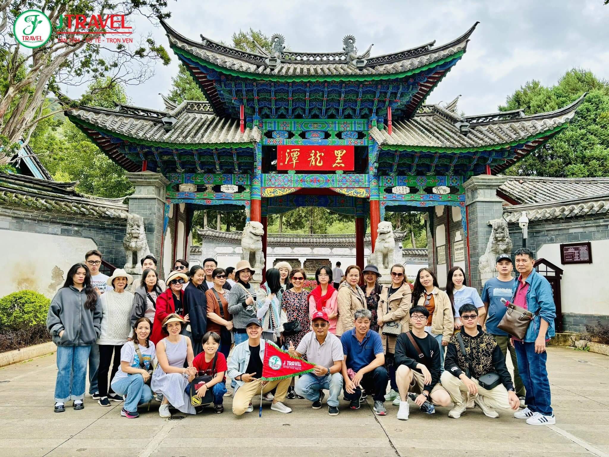 Du khách check in 1 trong Top 10 địa điểm du lịch nổi tiếng Lệ Giang