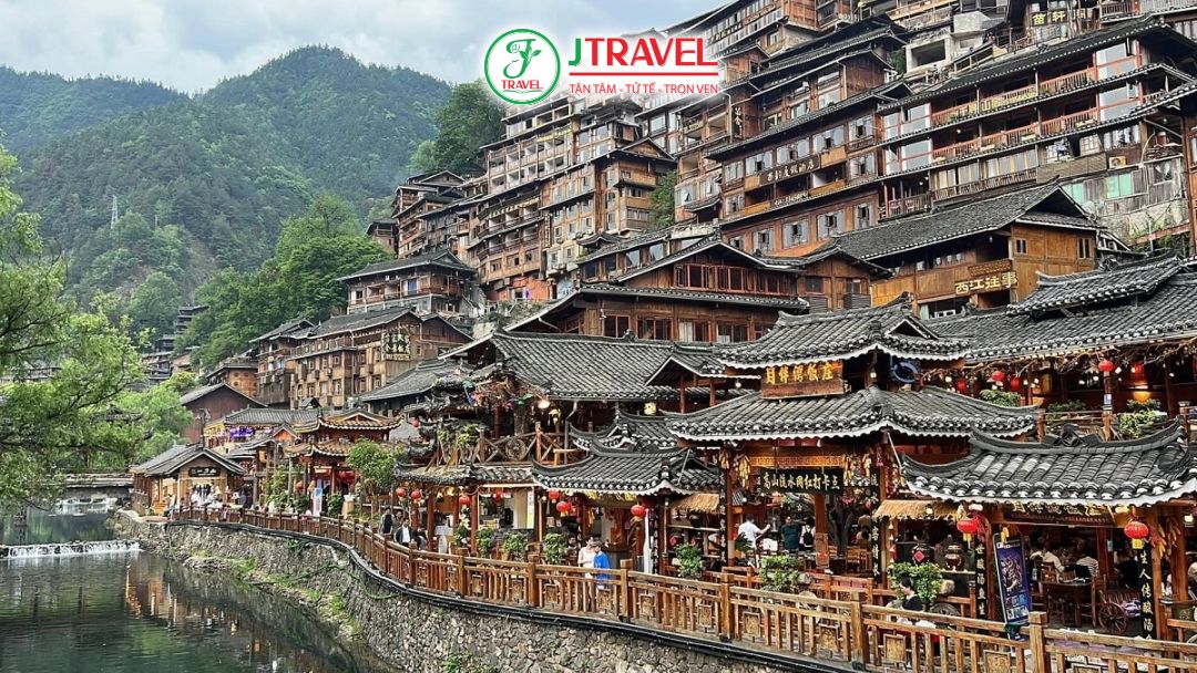 Làng Tây Giang Thiên Hộ Miêu Trại với nhà gỗ trên sườn núi Quý Châu