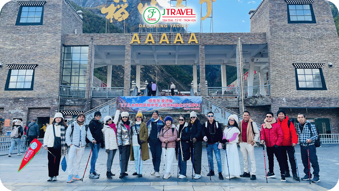 Dù đi Á Đinh vào mùa nào, bạn cũng cần áo khoác ấm, chống gió và giày chống trượt