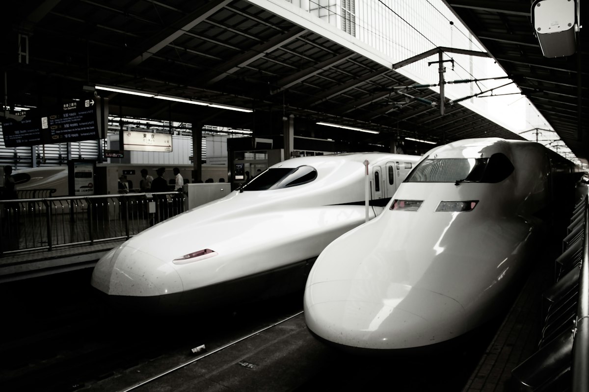Hai đoàn tàu Shinkansen đỗ cạnh nhau tại nhà ga