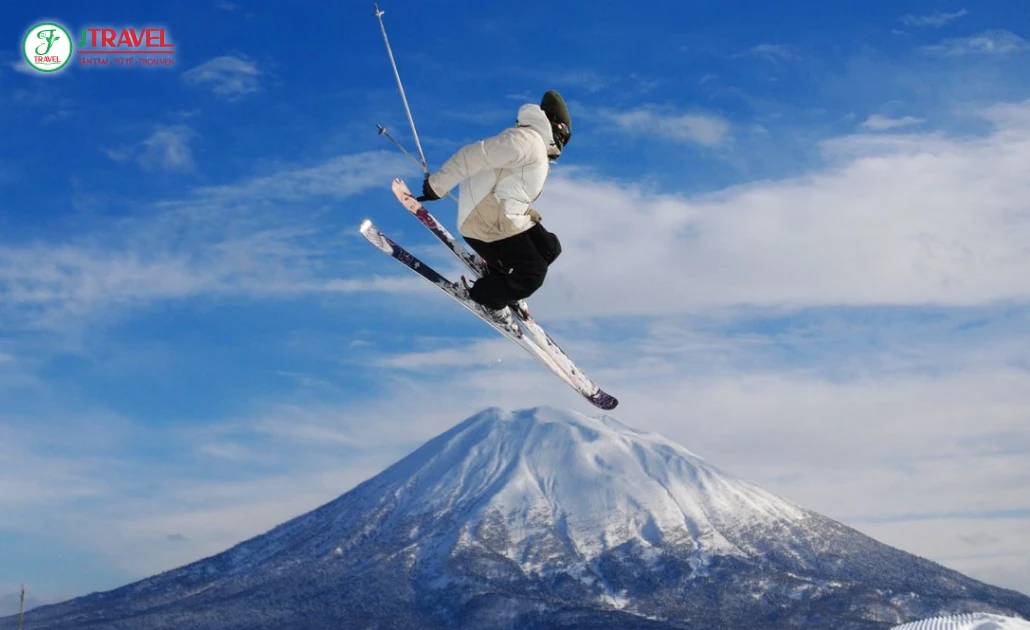 Du khách trải nghiệm trượt tuyết mọi trình độ tại Niseko với cảnh núi hùng vĩ