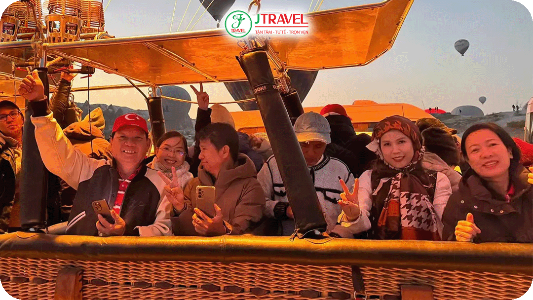 Du khách trải nghiệm bay khinh khí cầu tại Cappadocia