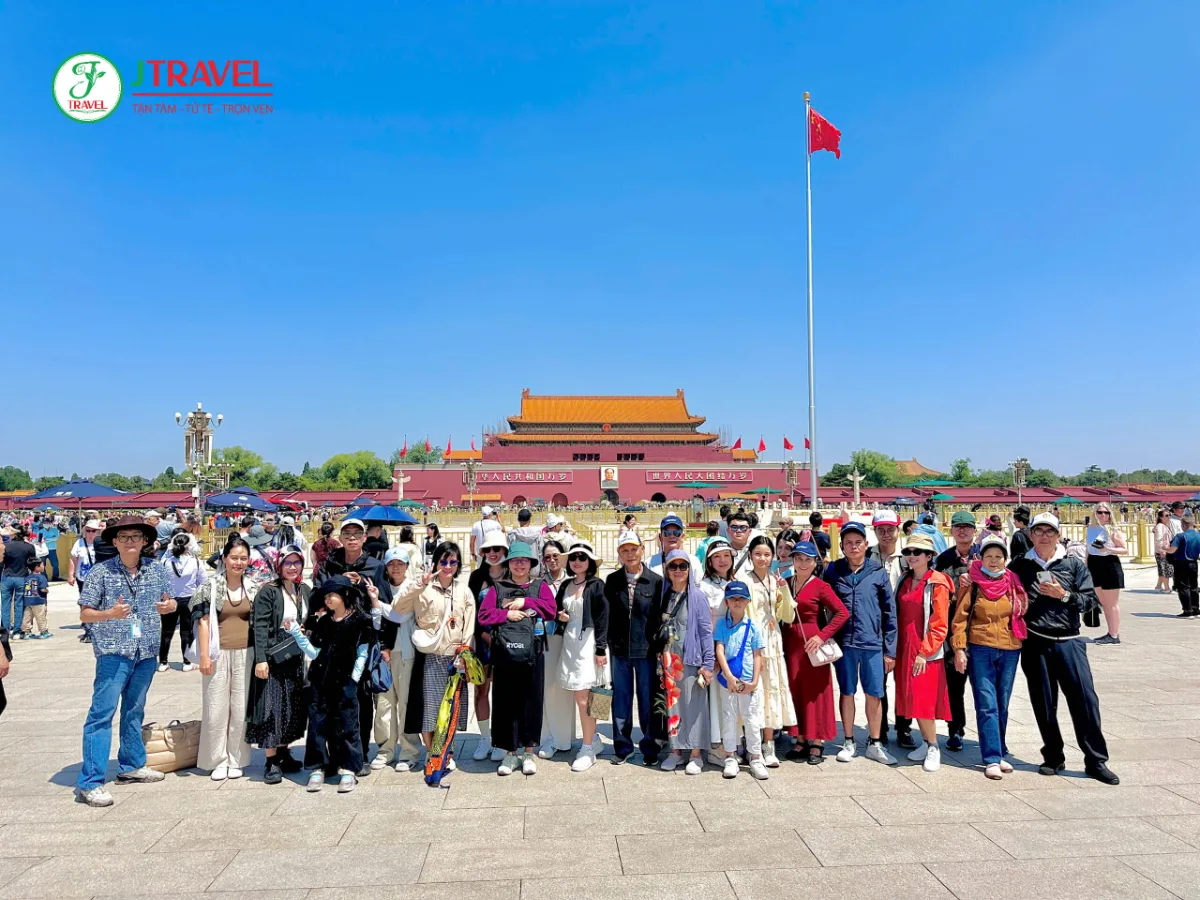 Đoàn khách J Travel tại quảng trường Thiên An Môn