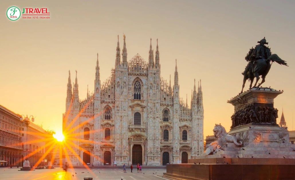 Nhà thờ Duomo di Milano và quang cảnh hiện đại hòa quyện cổ điển