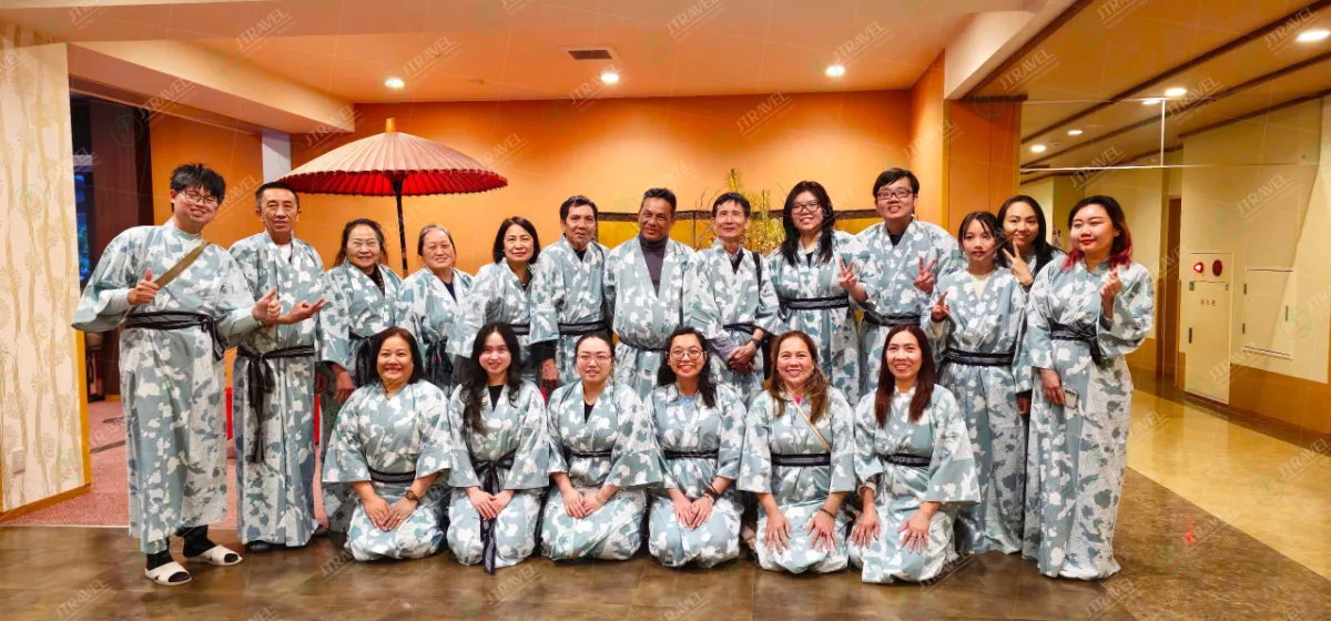 Đoàn khách J Travel mặc yukata trải nghiệm onsen