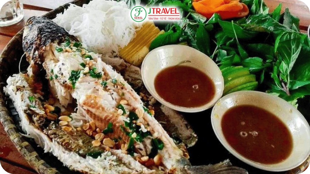 Cá lóc nướng cháy xém cuốn bánh tráng kèm rau sống