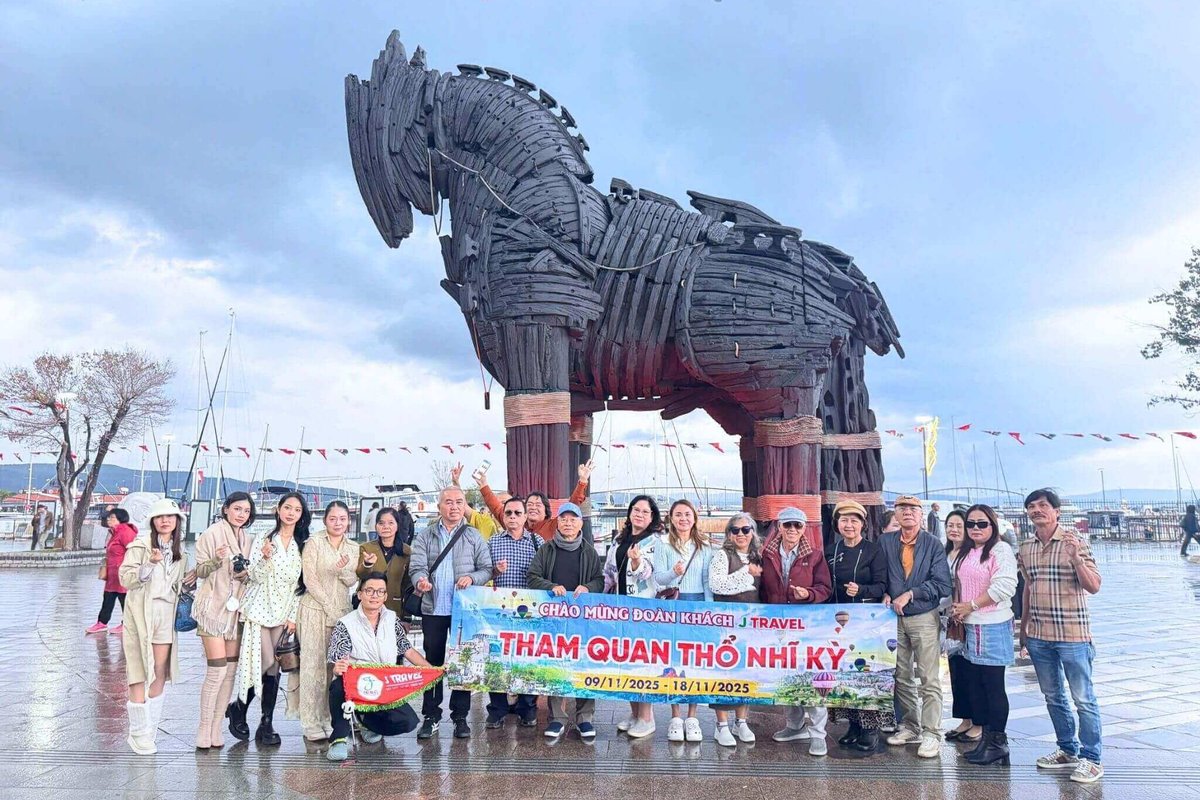 Đoàn khách J Travel chụp ảnh cùng ngựa gỗ thành Troy