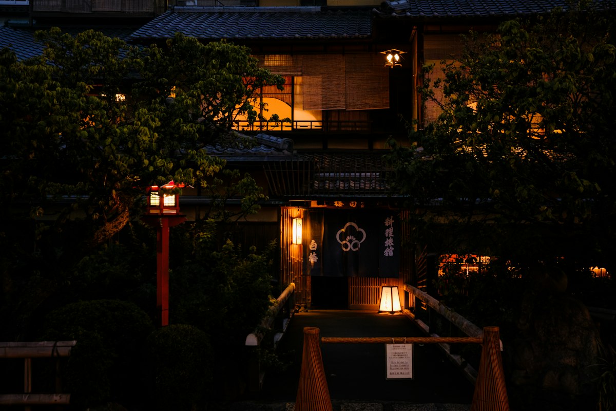 Ryokan truyền thống thắp sáng đèn lồng vào buổi tối