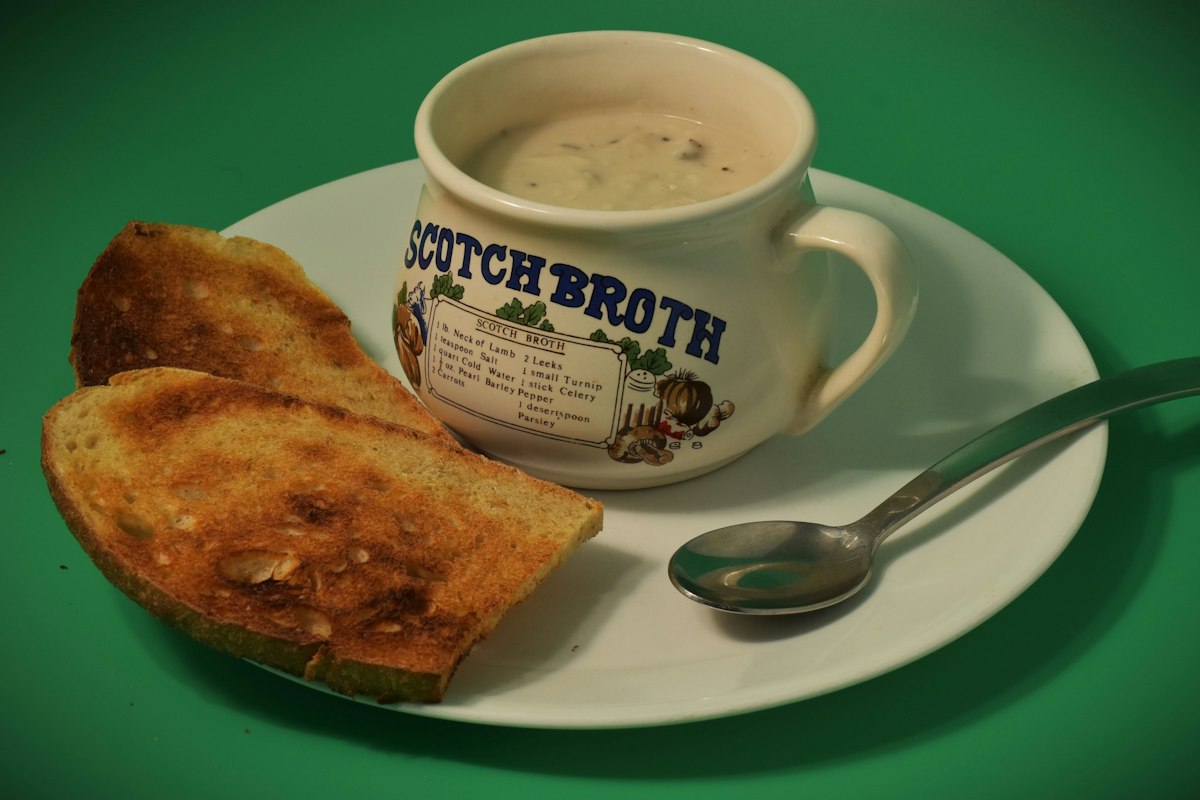 Cốc súp Scotch Broth nóng ăn kèm bánh mì nướng